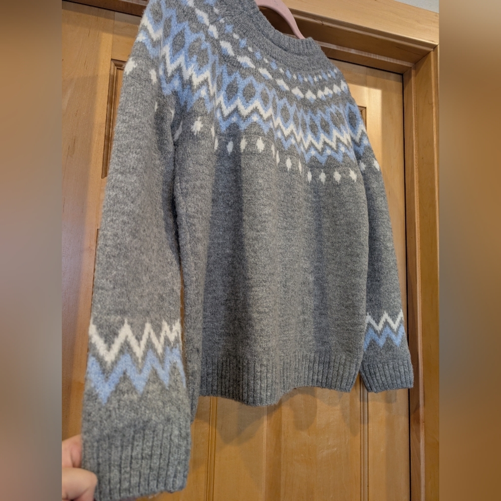 Cozy Gray Patterned Women's Sweater - Picture 7 of 7